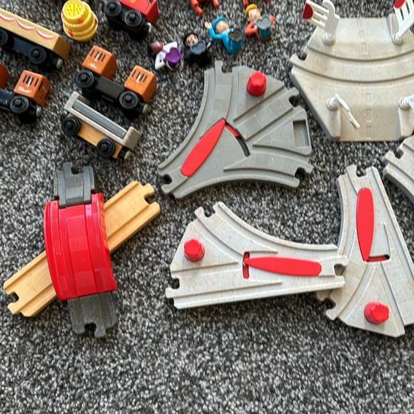 96 piece Thomas & Friends wooden railway track set - Picture 6 of 10